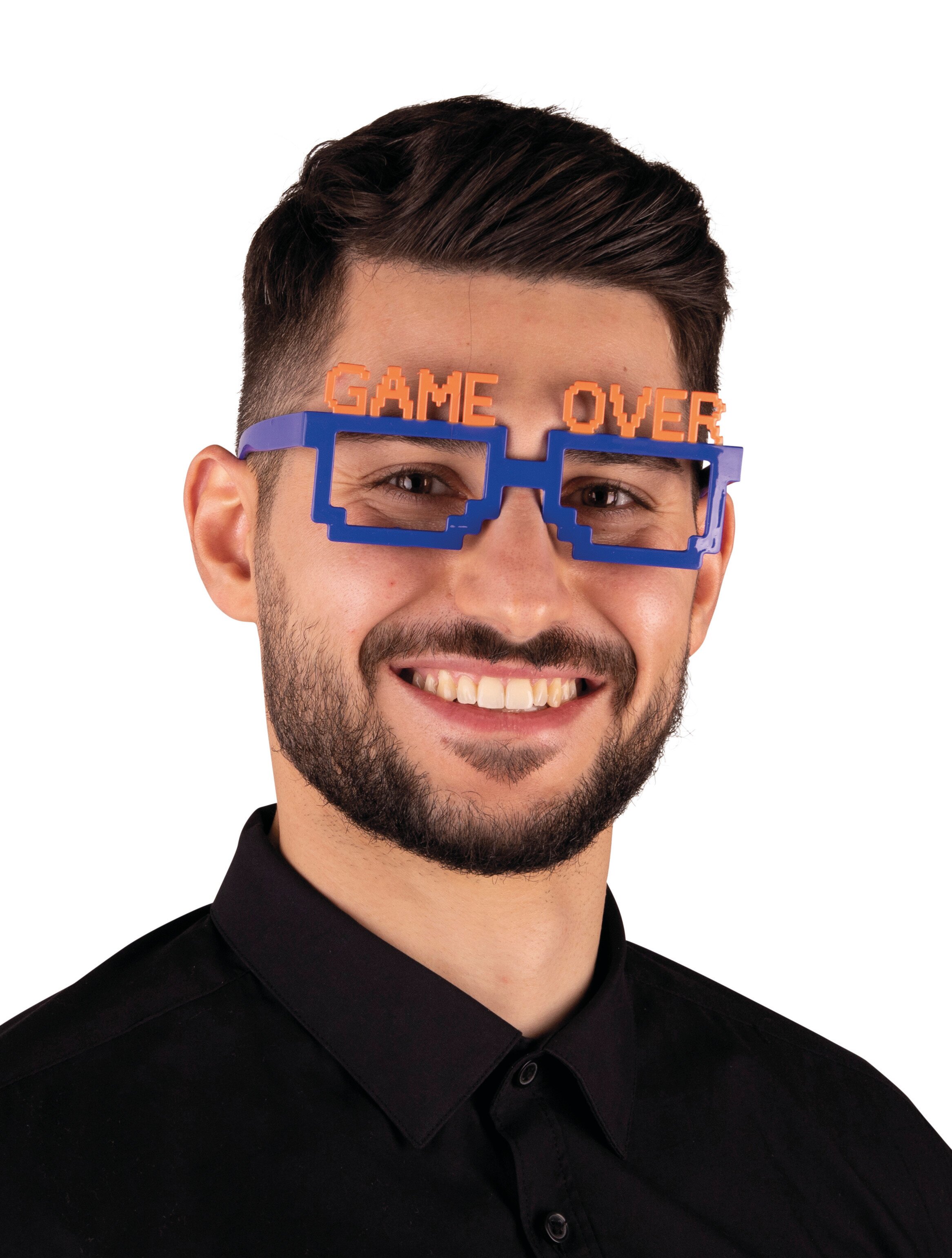 Mann mit blauer Game Over Spaßbrille im Pixel-Look als Accessoire für Gaming-Partys, Cosplay und Karneval.