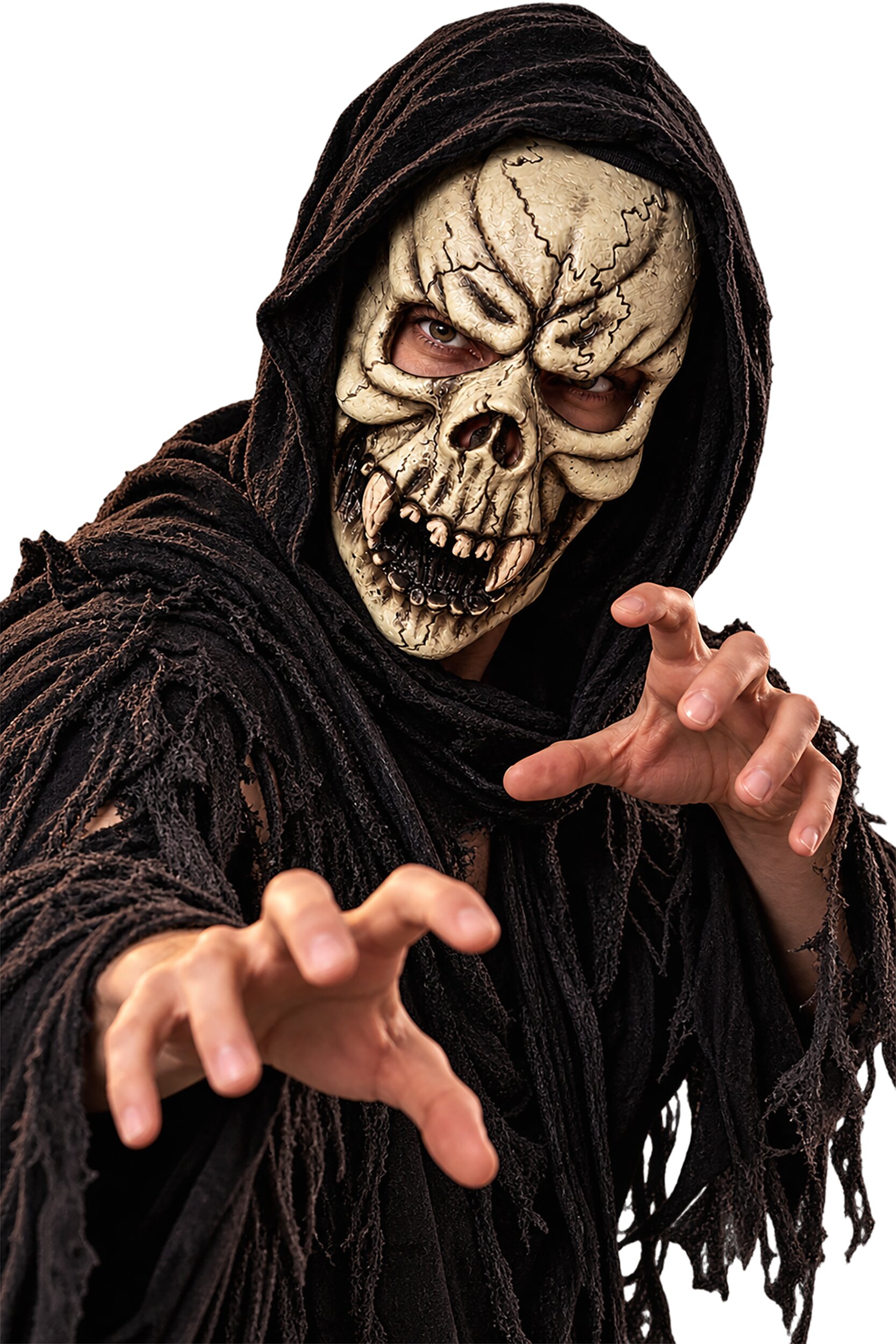 Gruselige Vampir-Totenkopf-Maske mit Kapuzentuch an einem Mann in Horror-Pose für Halloween und Karneval