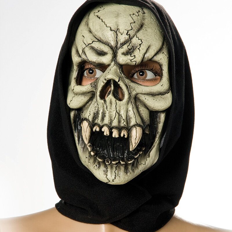 Beige Totenschädelmaske mit schwarzen Augenhöhlen, spitzen Zähnen und schwarzem Kapuzentuch, für Halloween und Karneval