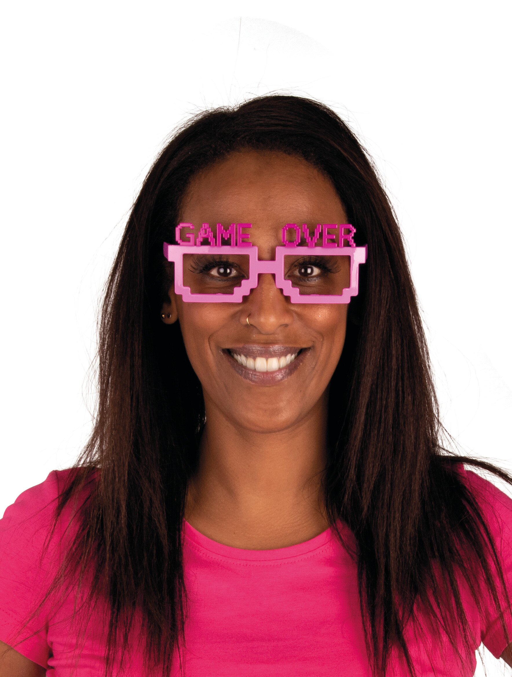 Frau mit pinker Game Over Spaßbrille im Pixel-Look als ausgefallenes Accessoire für Gamer und Gaming-Events.